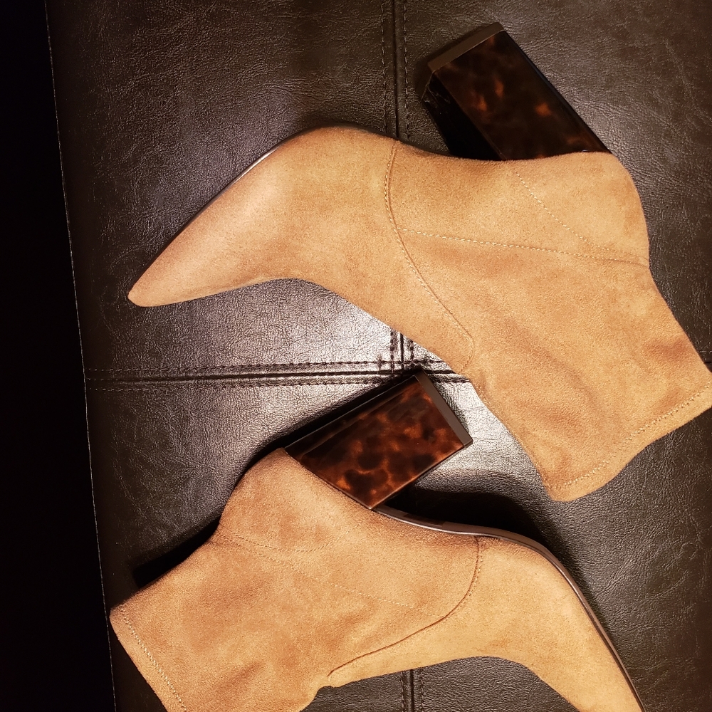 🍂 Ann Taylor Kady Tortoise Block Heel Booties 🍂